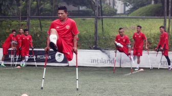 Sejumlah pesepak bola Timnas Amputasi Indonesia melakukan latihan perdana jelang Piala Dunia Amputasi 2022 di Sports Club Serena Mansion, Jakarta Selatan, Senin (27/6/2022).  ANTARA FOTO/Muhammad Iqbal
