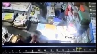 Sadis, Video Rekaman CCTV Detik-detik Pembunuhan Pemilik Toko Ban di Sintang Tersebar di Medsos