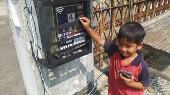 Cerita Warga Klaten Pasang Internet Koin untuk Bantu Warga di Kampungnya, Cukup Masukan Uang Rp500