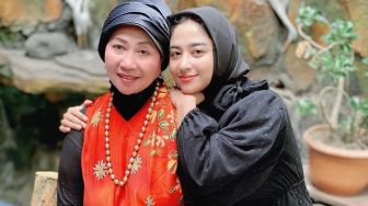 Ibunda Dewi Perssik Marah Putrinya Diceraikan Angga Wijaya
