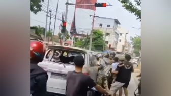 Viral Warga Ramai-ramai Kejar hingga Amuk Pengendara Mobil di Medan