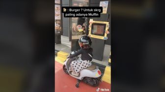 Pesan Makanan Drive Thru Pakai Motor Mainan, Video Anak Kecil Ini Bikin Gemas