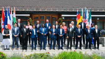 Foto Bareng di KTT G7, Jokowi Diapit PM Jerman Olaf Scholz dan Presiden AS Joe Biden