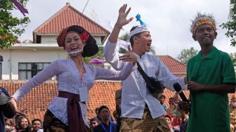 Peserta perwakilan Provinsi Bali menampilkan Tari Kecak saat pembukaan Borobudur Student Festival 2022 di Canisio Art Centre Borobudur, Magelang, Jawa Tengah Senin (27/6/2022). ANTARA FOTO/Anis Efizudi