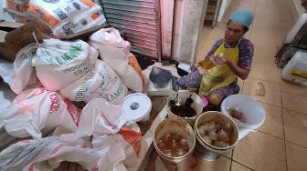 Nunjukin KTP atau Aplikasi PeduliLindungi untuk Beli Minyak Goreng Curah, Pedagang di Purwokerto: Kaya Mau Utang Saja