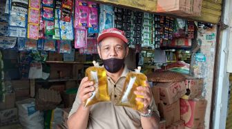Beli Minyak Curah Wajib Tunjukan PeduliLindungi, Pedagang: Ribet, yang Ada Nanti HP-nya Nyemplung ke Minyak Goreng