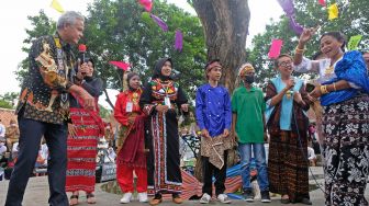 Gubernur Jawa Tengah Ganjar Pranowo (kiri) berinteraksi dengan sejumlah perwakilan pelajar dari berbagai provinsi saat membuka Borobudur Student Festival 2022 di Canisio Art Centre Borobudur, Magelang, Jawa Tengah Senin (27/6/2022). ANTARA FOTO/Anis Efizudi
