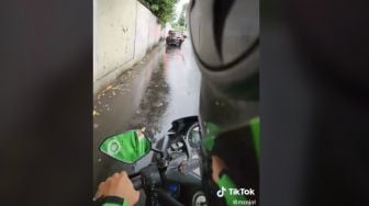 Driver Ojol Nyanyi Lagu Keisya Levronka sambil Teriak, Netizen: Abang yang Nyanyi, Penumpang yang Deg-degan