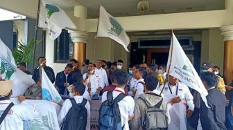 KAMMI Mataram Gelar Demo di Gedung DPRD NTB, Berikut Tuntutan Massa Aksi