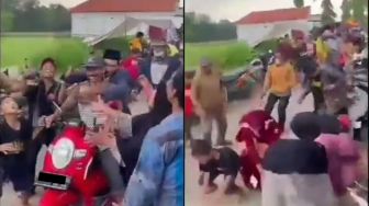 Diduga Menang Pilkades, Bapak-bapak Bagi dan Hamburkan Uang Sepanjang Jalan, Auto Jadi Rebutan Warga