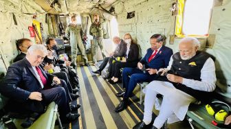Presiden Joko Widodo (kedua kanan) dan Perdana Menteri India Narendra Modi (kanan) memakai sabuk pengaman saat berada di helikopter militer tipe Sikorsky CH53�untuk menghadiri Konferensi Tingkat Tinggi (KTT) G7 ke-48 di Munich, Jerman, Senin (27/6/2022). ANTARA FOTO/Biro Pers Setpres
