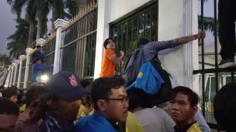 Geram Tak Nongol Temui Pendemo, Massa Mahasiswa Tuntut Draf RKUHP Ultimatum Puan Dkk: Ancam Robohkan Gedung DPR!