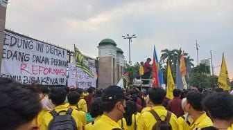 Tak Kunjung Temui Demonstran, Mahasiswa Soraki Ketua DPR RI Puan Maharani: Otaknya Tak Mampu Menjawab Tuntutan Kita!