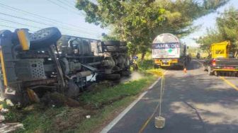 Truk Terguling di Sumenep Muat Tangki Oksigen Medis Rumah Sakit