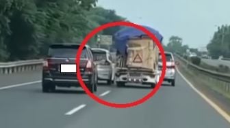 Heboh Aksi Adu Senggol Suzuki Ertiga dan Mobil Pikap di Jalan Tol, Pengguna Jalan Lain Malah Deg-degan