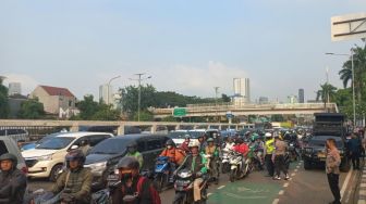 Mahasiswa Geruduk Gedung DPR Tuntut Buka RUU KUHP, Lalu Lintas Jalan Gatot Subroto Arah ke Slipi Tersendat