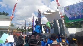 Massa Demo di Depan Kantor DPRD Lombok Timur Teriakkan Tolak Pelegalan LGBT