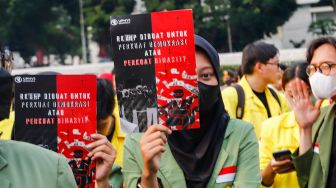 Massa Mahasiswa menggerlar aksi unjuk rasa di depan Gedung DPR RI, Senayan, Jakarta Pusat, Selasa (28/6/2022). [Suara.com/Alfian Winanto]