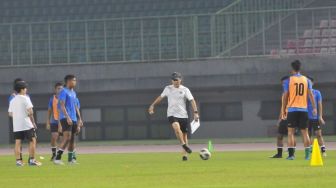 Shin Tae-yong Beri Wejangan ke 3 Pemain Timnas Indonesia U-19, Netizen: Kerasin Coach