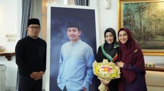 5 Momen Oki Setiana Dewi ke Rumah Ridwan Kamil, Kutip Ayat Alquran Sampaikan Duka Cita atas Meninggalnya Eril