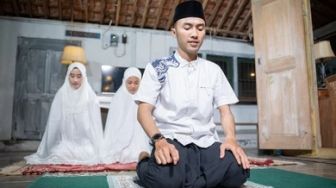 Tata Cara Sholat Idul Adha di Rumah, Lengkap dengan Niat dan Hukumnya