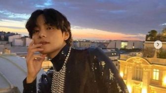 5 OOTD V BTS Selama di Paris, Harganya Nggak Main-main!