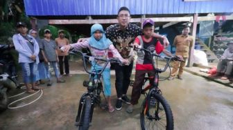 Siswa SD Bawa Parang ke Sekolah Dapat Hadiah Sepeda dari Gubernur Sulawesi Selatan
