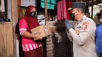 HUT Bhayangkara ke-76, Polri Salurkan 1.804 Paket Sembako ke Buruh Lepas di Penjaringan