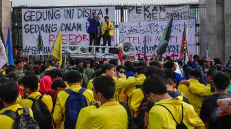 Massa Mahasiswa menggerlar aksi unjuk rasa di depan Gedung DPR RI, Senayan, Jakarta Pusat, Selasa (28/6/2022). [Suara.com/Alfian Winanto]