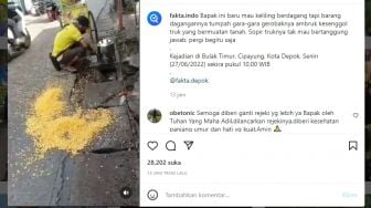 Nyesek Banget, Disenggol Truk, Dagangan Bapak Ini Tumpah, Terlihat Lesu Saat Diangkat Balik ke Gerobak