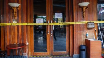 Outlet Holywings Epicentrum usai ditutup dan disegel di Kuningan, Jakarta Selatan, Selasa (28/6/2022). [Suara.com/Alfian Winanto]