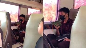 Pria Ini Baca Al Quran saat di Perjalanan Kereta, Warganet: Masya Allah