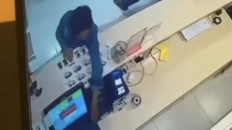 Emak-emak Terrekam CCTV Gasak HP Karyawan Restoran di Lippo Mall Puri Kembangan