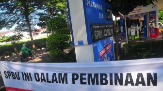 Pengendara motor melintas masuk ke Stasiun Pengisian Bahan Bakar Umum (SPBU) Bacin, Kudus, Jawa Tengah, Rabu (29/6/2022).  ANTARA FOTO/Yusuf Nugroho