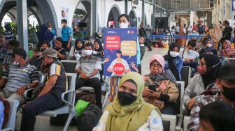 Petugas melakukan kampanye pencegahan pelecehan seksual di Stasiun Pasar Senen, Jakarta Pusat, Rabu (29/6/2022). [Suara.com/Alfian Winanto]