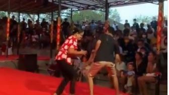 Saking Semangatnya Ngibing di Pesta Kesenian Bali, Nenek Ini Sampai Jatuh dari Panggung