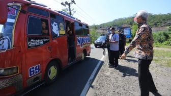 Duh! Lagi Cek Bantuan Jalan, Ganjar Malah Diserbu Emak-emak