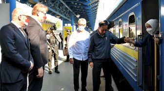 Presiden Joko Widodo (kedua kanan) membantu Ibu Negara Iriana Joko Widodo untuk turun dari kereta saat tiba di Peron 1 Stasiun Central Kyiv, Ukraina, Rabu (29/6/2022). ANTARA FOTO/Biro Pers Setpres

