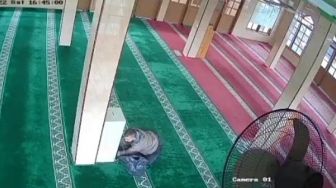 Aksi Pria Gasak Kotak Amal Masjid Masjid di Tanah Tinggi Tangerang Terekam CCTV