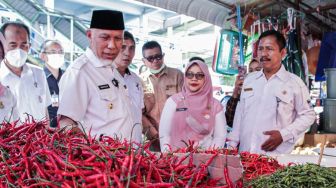 Sidak Pasar Raya Padang, Gubernur Sumbar Sebut Harga Cabai dan Bawang Mulai Turun: Stok Tersedia Sampai Idul Adha