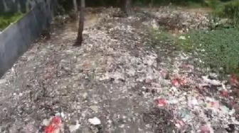 Penampakan Gunungan Sampah di TPS Ilegal Desa Karang Asih Cikarang, Bau Tak Sedap Jadi Santapan Sehari-hari Warga
