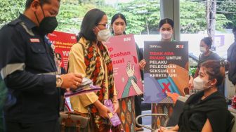 Petugas melakukan kampanye pencegahan pelecehan seksual di Stasiun Pasar Senen, Jakarta Pusat, Rabu (29/6/2022). [Suara.com/Alfian Winanto]