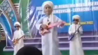 Viral Santri Cilik Tirukan Aksi Panggung Rhoma Irama, Publik Kasih Pujian: Ini Bagus daripada Joget Pargoy