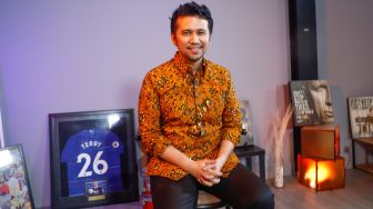 Wakil Gubernur Jawa Timur Emil Elestianto Dardak saat berkunjung ke Kantor Suara.com di Kuningan, Jakarta Selatan, Rabu (29/6/2022). [Suara.com/Alfian Winanto]