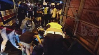 Malam-malam Pengendara Motor Tabrak Truk Parkir di Ngawi, Dua Orang Tewas