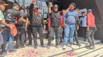 Tabur Bunga di Holywings Surabaya, Massa Aksi: Holywings Telah Wafat