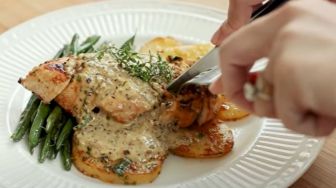 Mewah Bak Hidangan Resto Bintang Lima, Yuk Coba Resep Grilled Chicken with Mushroom Sauce di Rumah