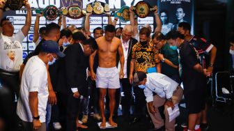 Petinju Indonesia Daud Yordan saat timbang badan (weigh-in) untuk pertandingan MPRO Evolution Fight Series 2022 di Balai Sarbini, Jakarta Pusat, Kamis (30/6/2022). [Suara.com/Alfian Winanto]