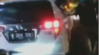 Viral Video Mobil Diamuk Massa Diduga Gegara Maling dan Tabrak Lari: Awas Salah Sasaran Lagi