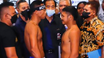 Petinju Indonesia Daud Yordan saling berhadapan dengan Petinju Thailand Panya Uthok saat konferensi pers sebelum pertandingan MPRO Evolution Fight Series 2022 di Balai Sarbini, Jakarta Pusat, Kamis (30/6/2022). [Suara.com/Alfian Winanto]